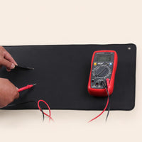 Prueba de conductividad con medidor, fondo crema