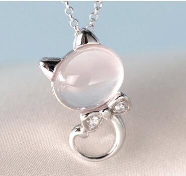 Colgante de gato con cuarzo rosa de cerca